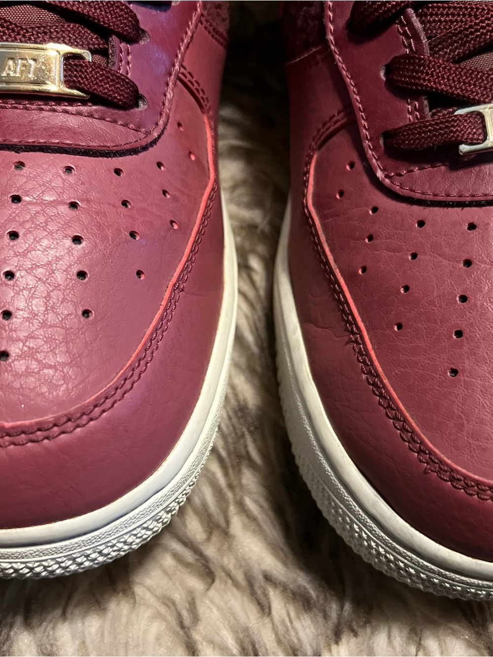 Nike Air Force 1 Men's Sneakers in Burgundy with Gold Accents Sz 9.5 - Picture 2 of 15